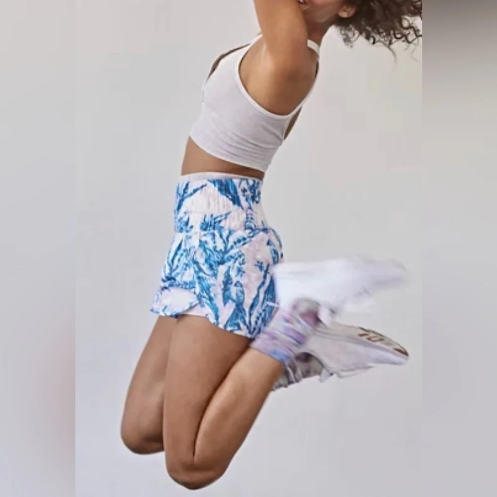 💫 FP MOVEMENT by FREE PEOPLE ‘The Way Home’ Printed Shorts - XS in White/Blue